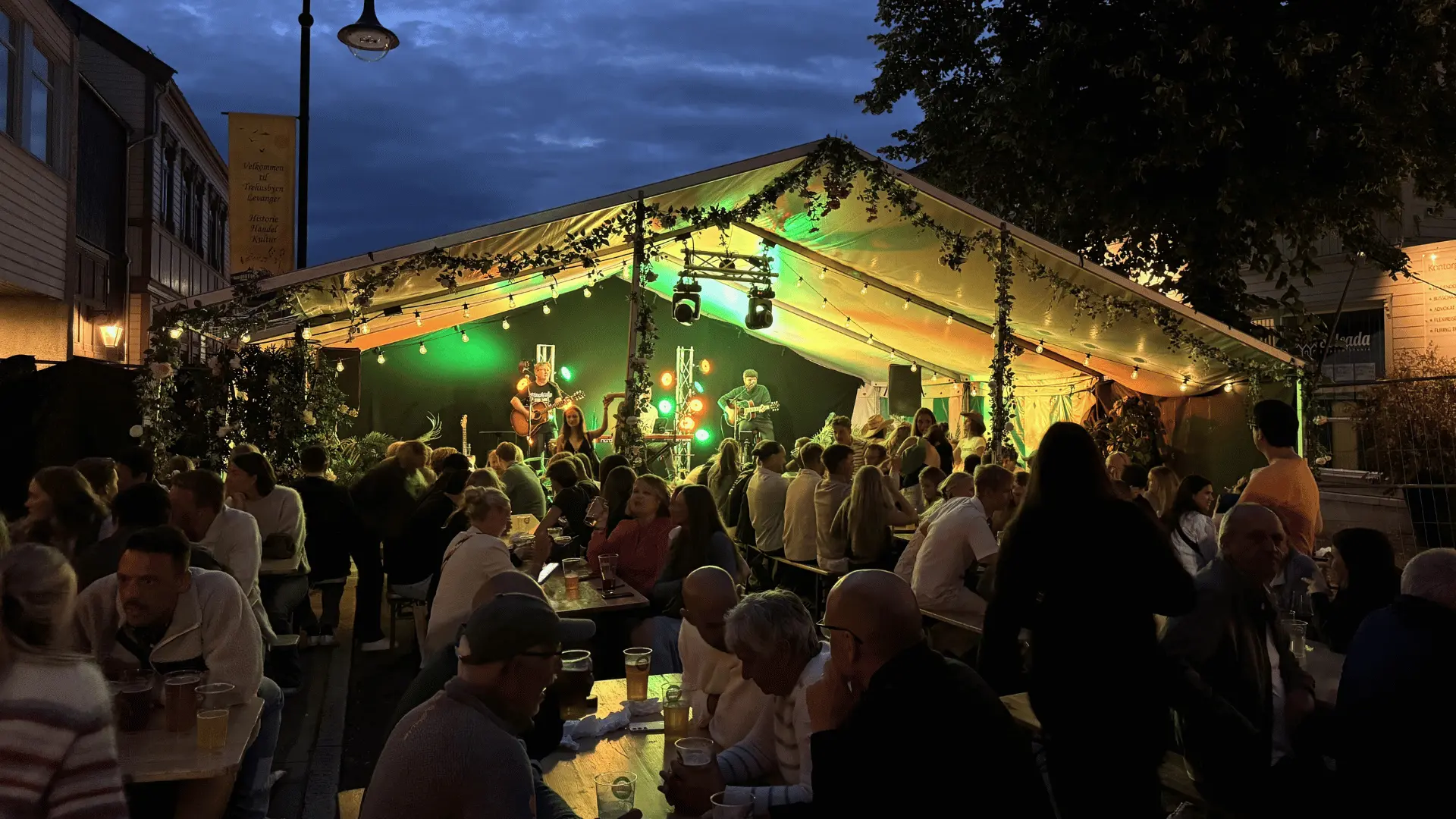 Sommerkveld i Levanger med scene og varmt lys